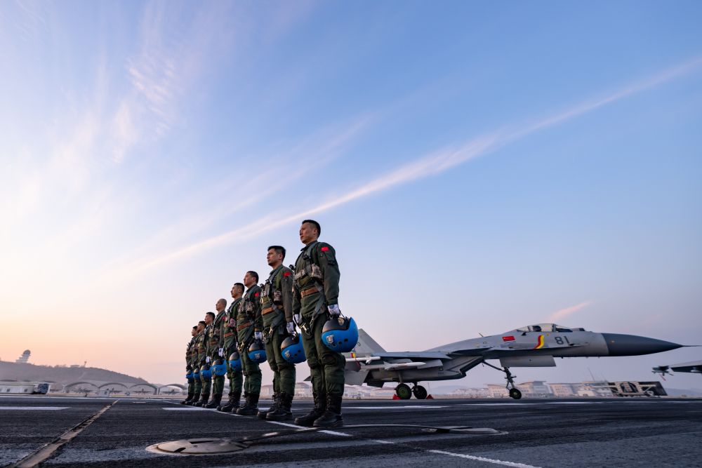 海军航空大学某基地舰载机飞行教官群体（2021年12月11日摄）。新华社发（万全 摄）