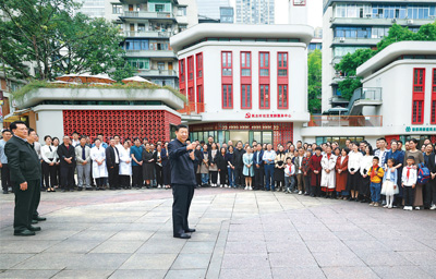 4月22日至24日，中共中央总书记、国家主席、中央军委主席习近平在重庆考察。这是22日下午，习近平在九龙坡区谢家湾街道民主村社区考察时，同社区居民亲切交流。新华社记者 鞠鹏摄