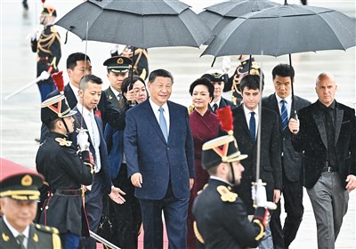当地时间五月五日下午，国家主席习近平乘专机抵达巴黎，应法兰西共和国总统马克龙邀请，对法国进行国事访问。习近平乘坐专机抵达巴黎奥利机场时，法国总理阿塔尔等法国政府高级代表热情迎接。新华社记者燕雁摄