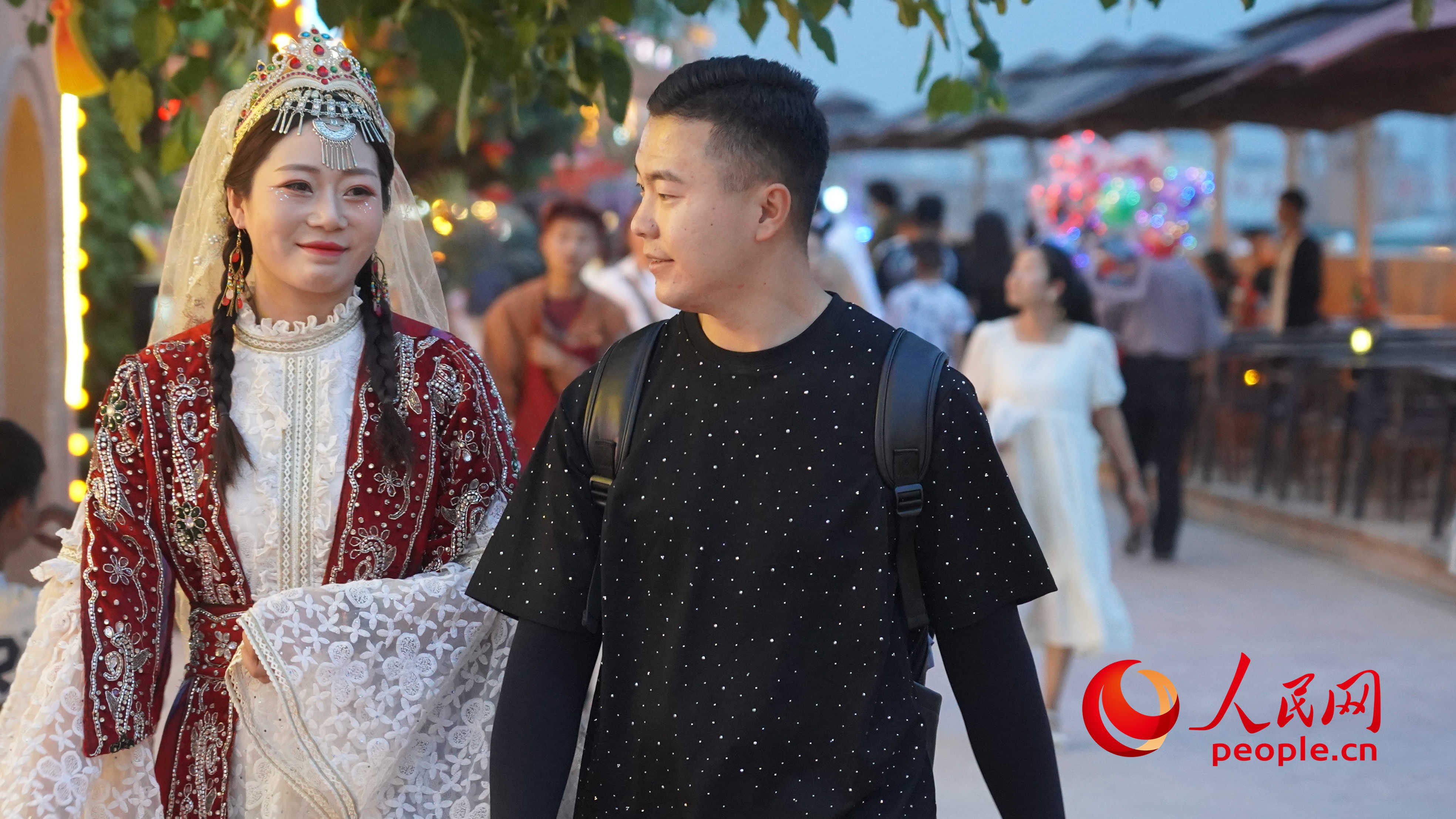 古城景區(qū)里隨處可見穿著民族服飾旅拍的游客。人民網(wǎng) 李龍攝