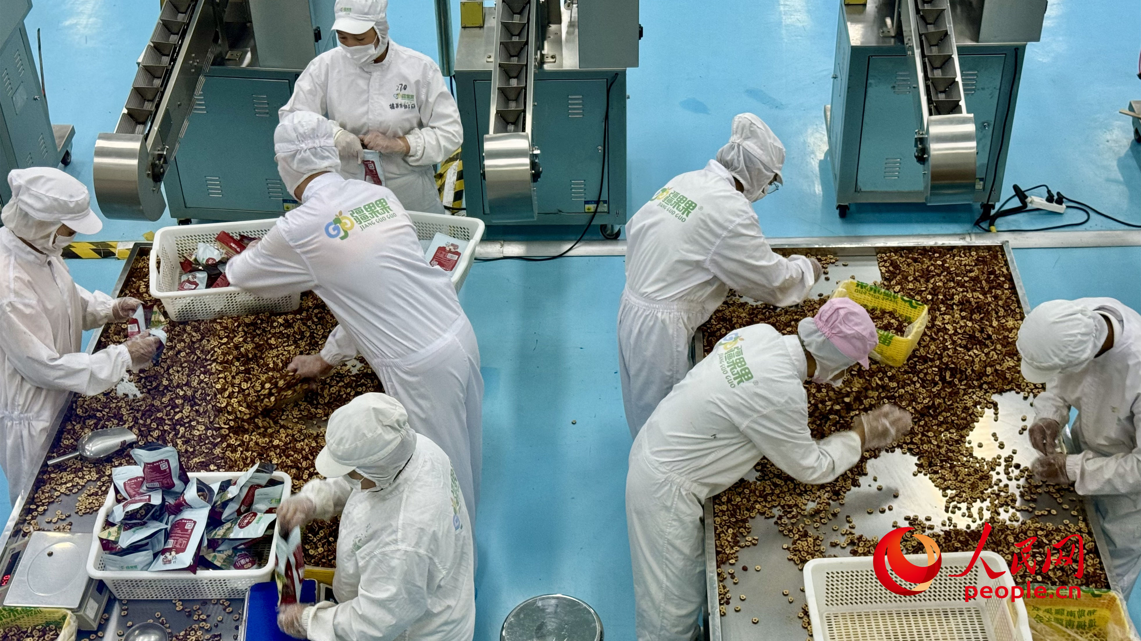 加工車間內(nèi)，員工正在篩選干果。人民網(wǎng) 李龍攝