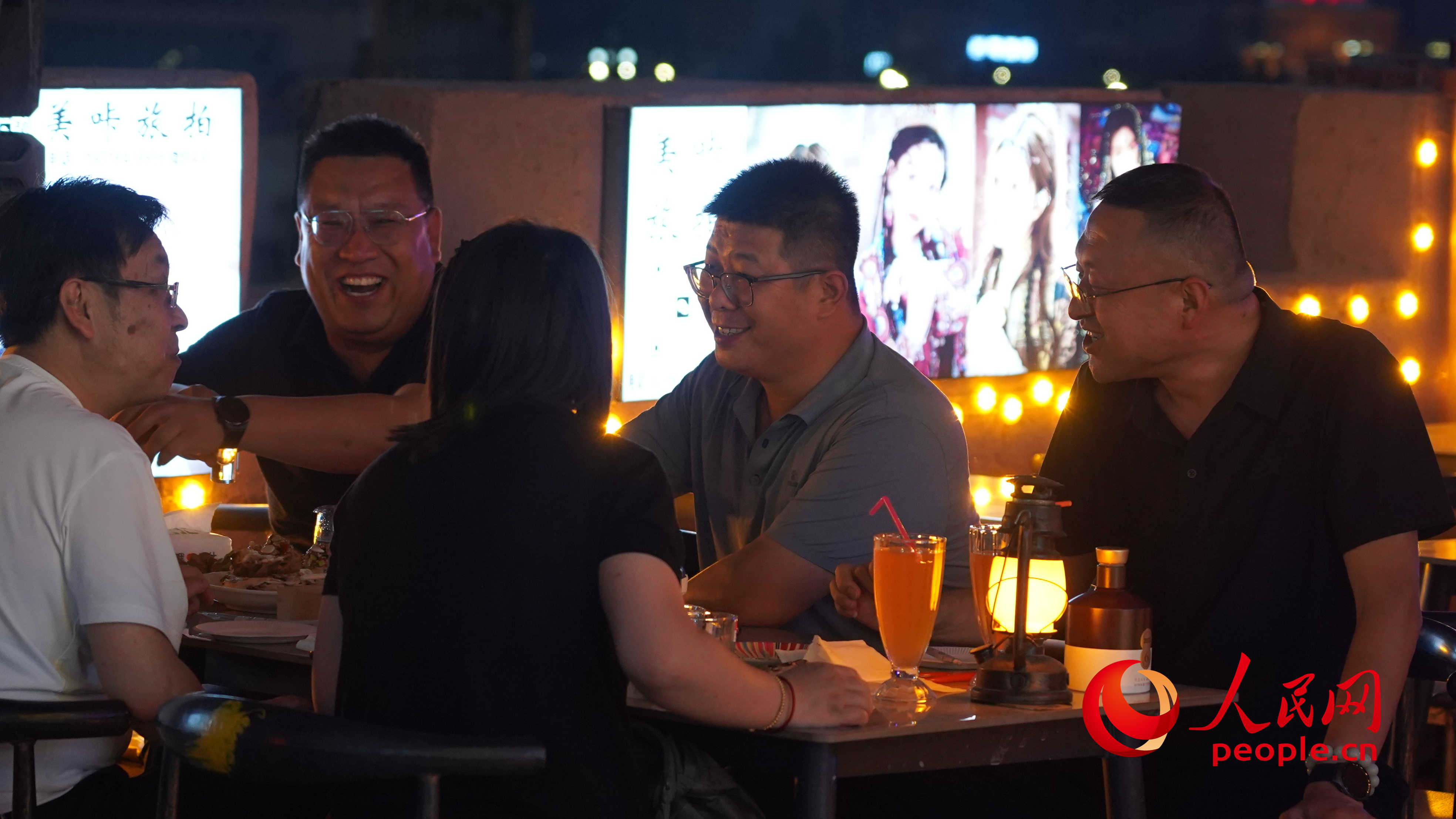 古城景區(qū)里的夜生活。人民網(wǎng) 李龍攝