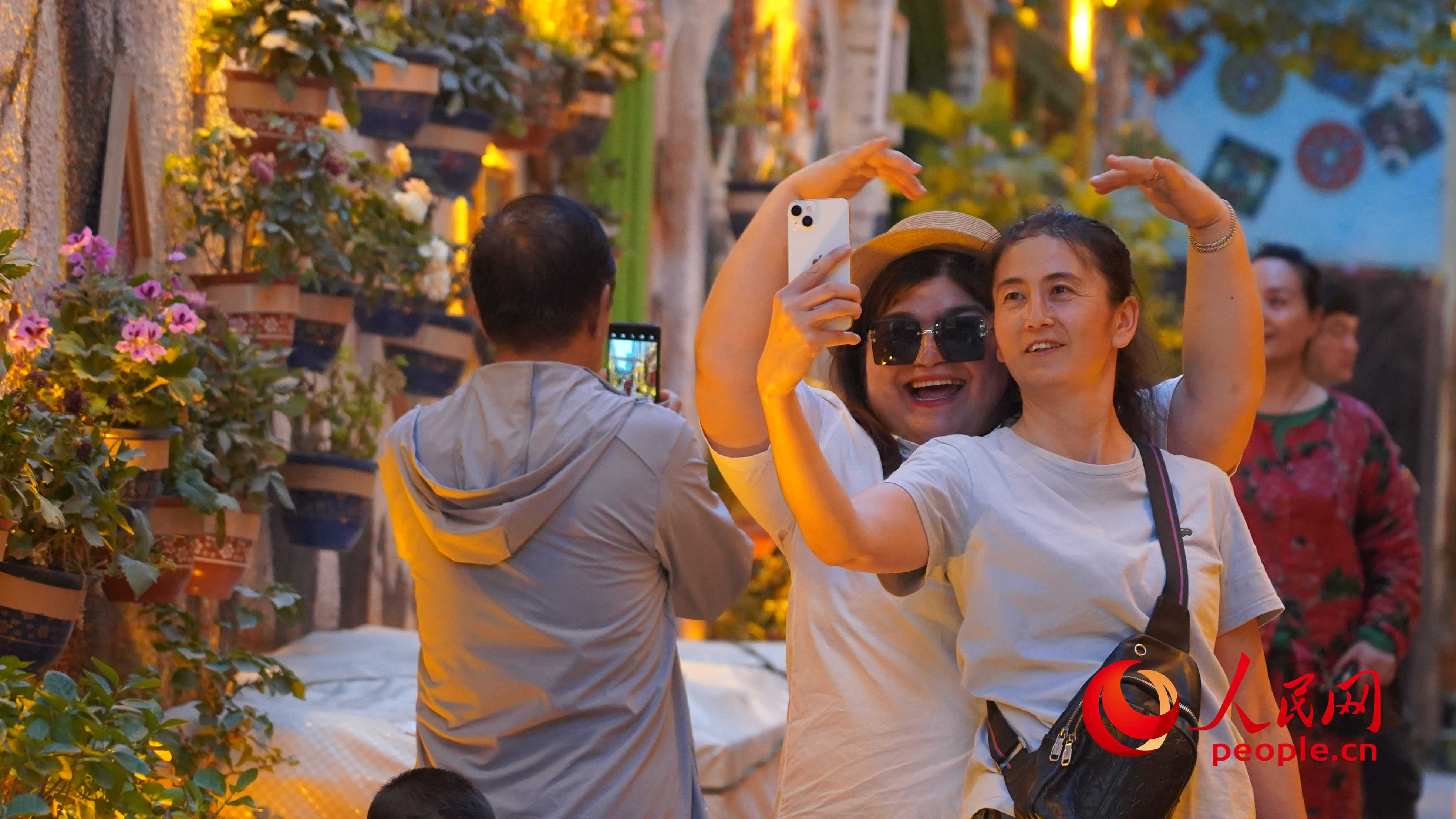 游客在古城景區(qū)自拍。人民網(wǎng) 李龍攝