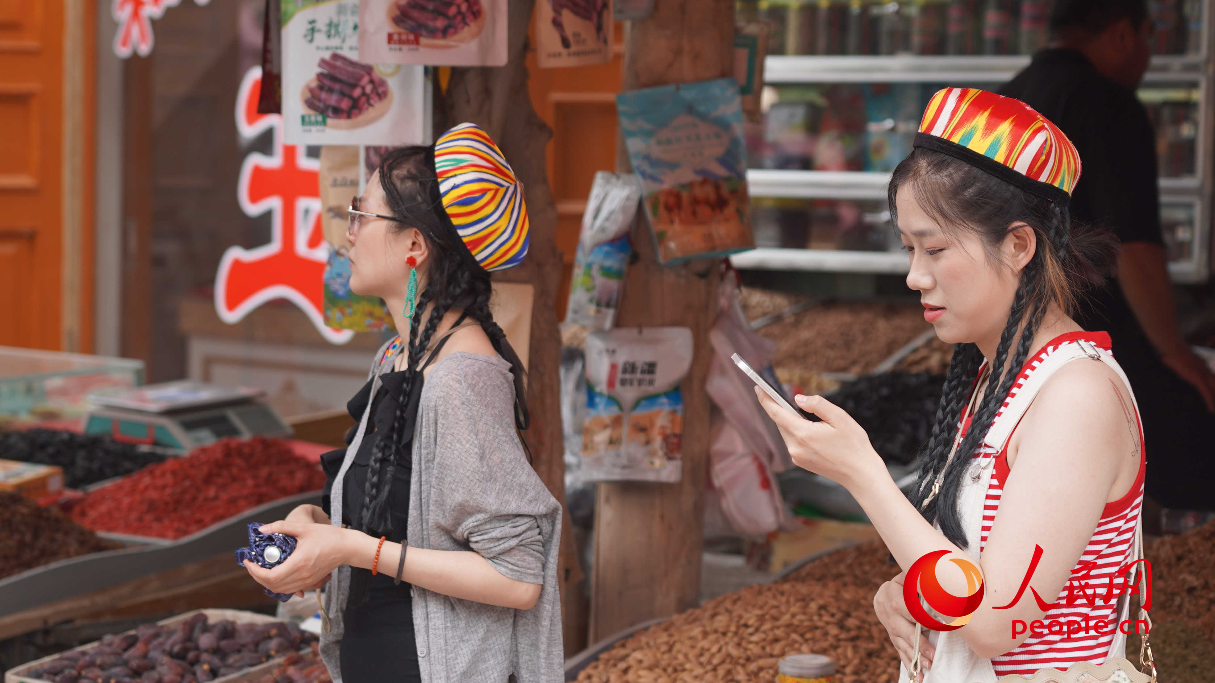 頭戴花帽的游客。人民網(wǎng) 李龍攝