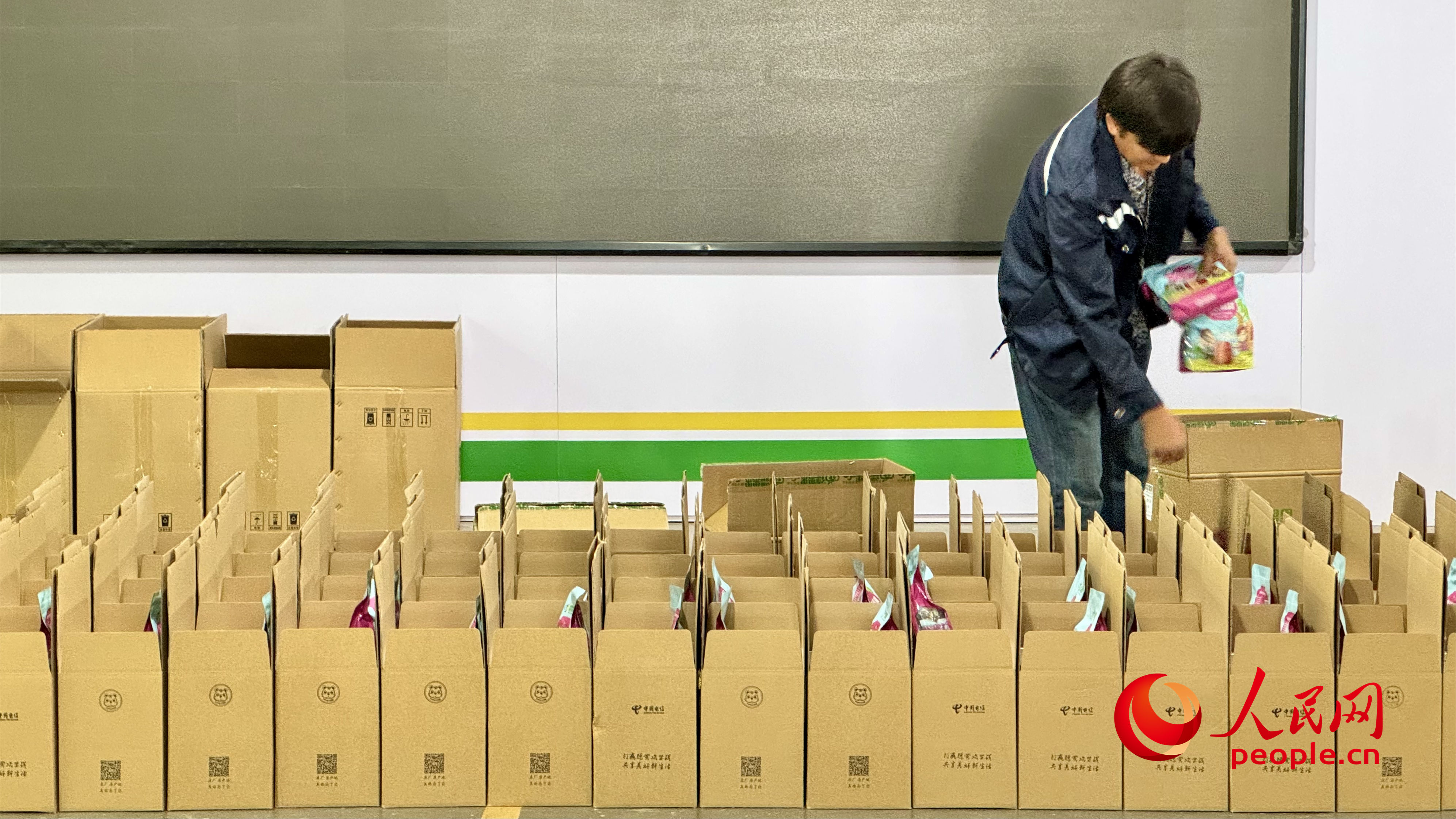 員工正在將成品裝箱。人民網(wǎng) 李龍攝