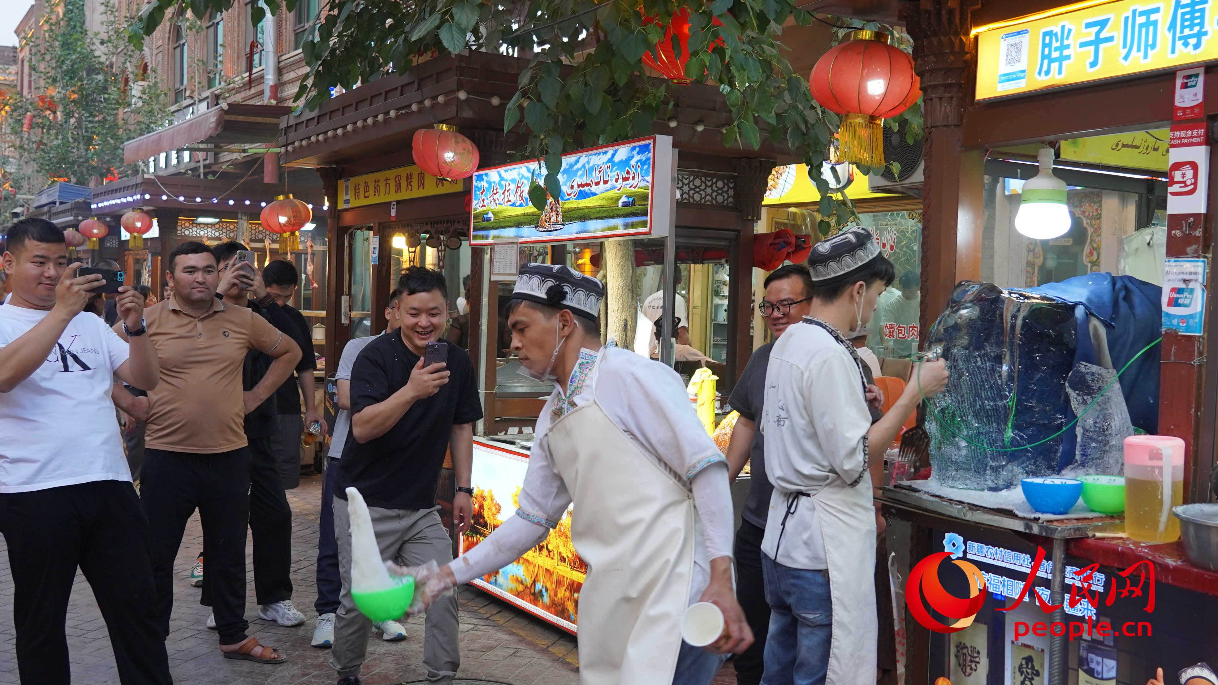 游客在古城景區(qū)里拍照。人民網(wǎng) 李龍攝