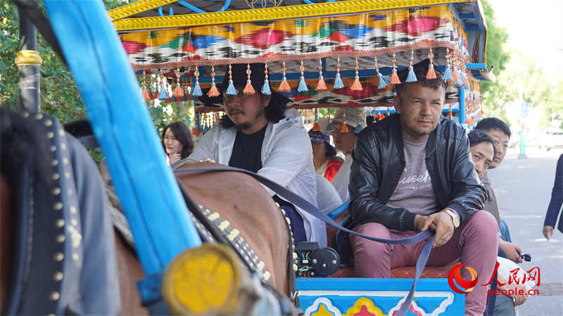 乘坐“馬的”的游客。人民網(wǎng) 李龍攝