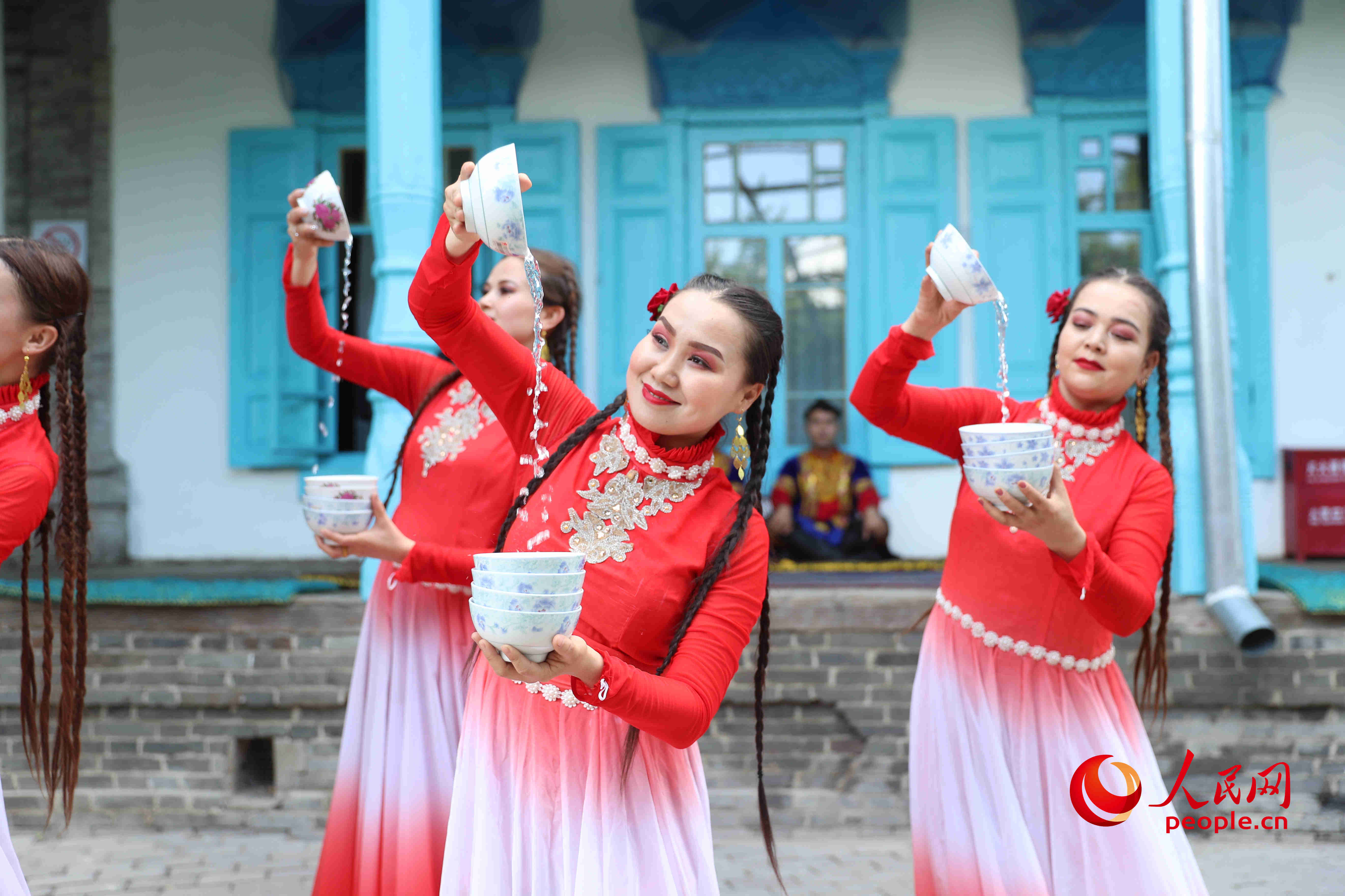 舞蹈演員為游客表演。人民網(wǎng) 李龍攝