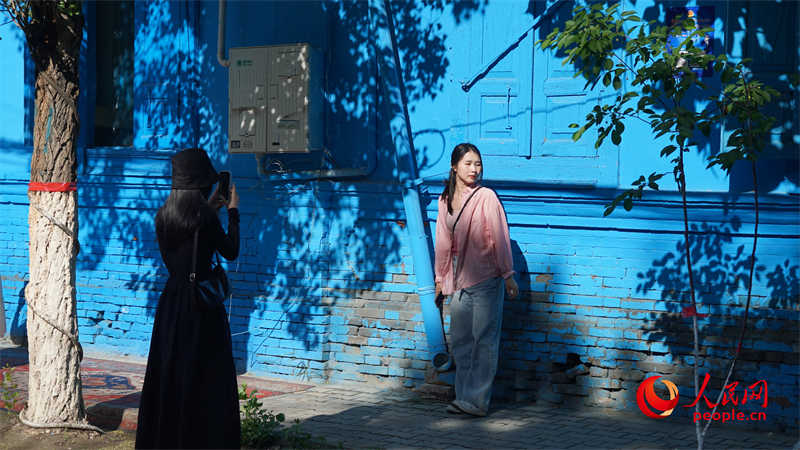 游客正在拍照，藍(lán)色就是喀贊其的主題色。人民網(wǎng) 李龍攝