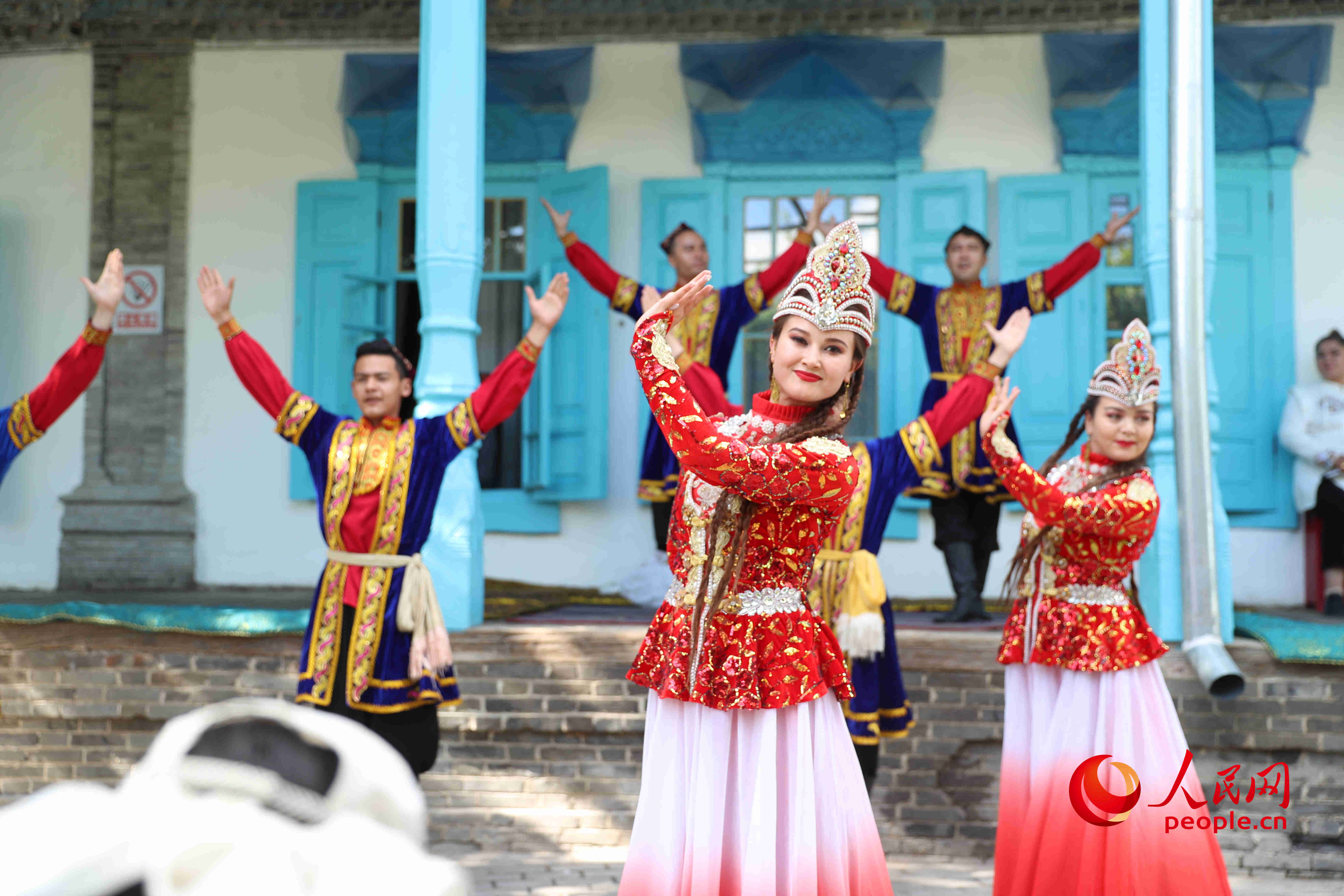 精彩的舞蹈受到游客和市民的歡迎。人民網(wǎng) 李龍攝