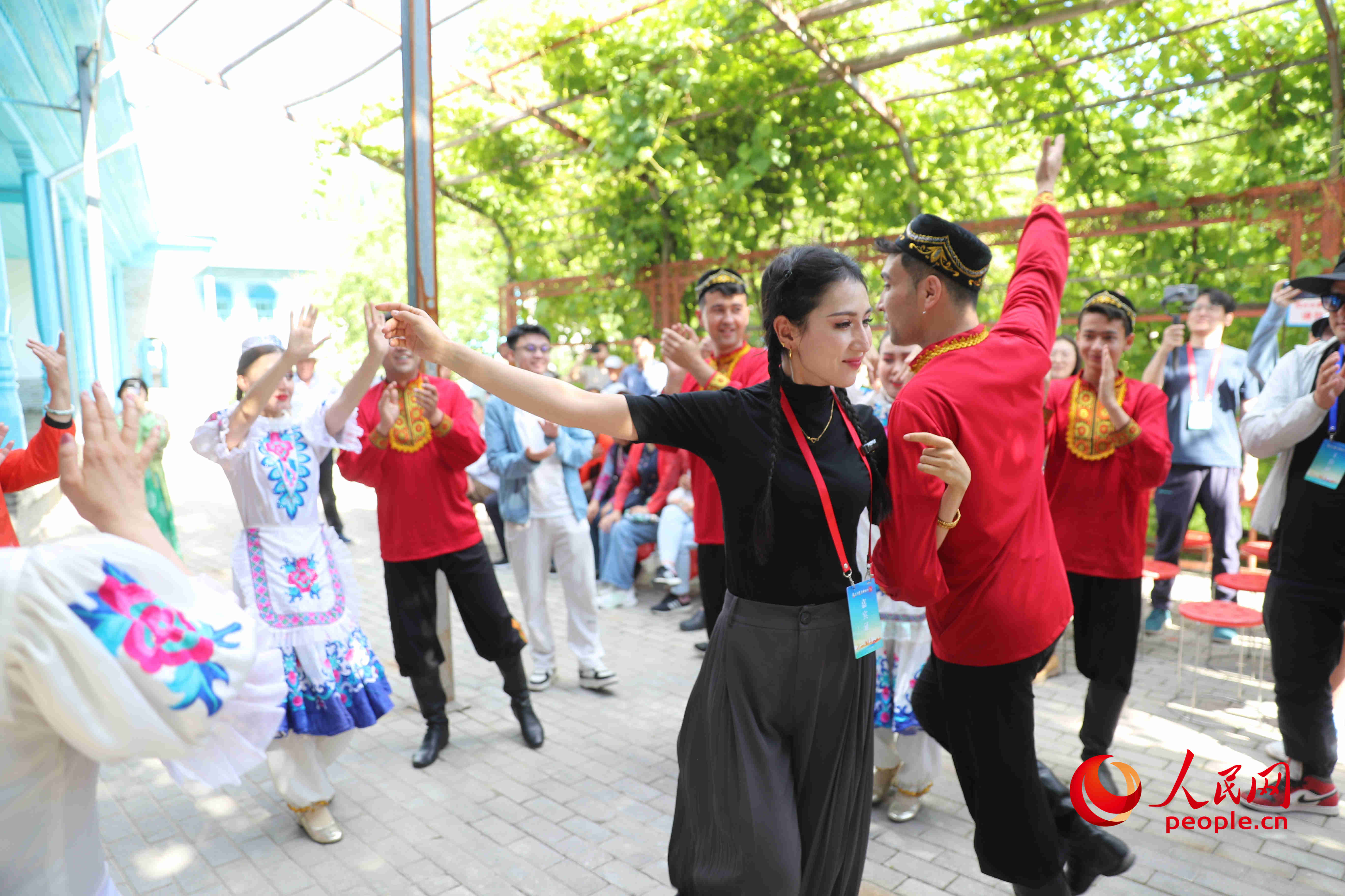 參加活動(dòng)的正能量網(wǎng)絡(luò)名人代表和舞蹈演員跳起了歡快的舞蹈。人民網(wǎng) 李龍攝