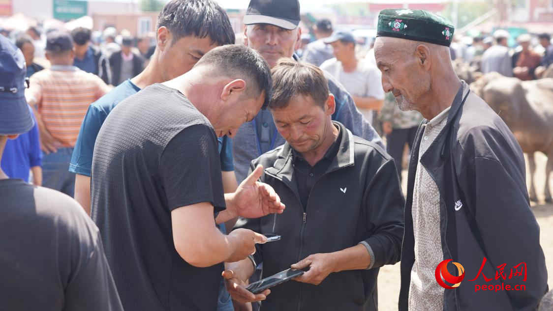 雙方正在交易。人民網(wǎng) 李龍攝