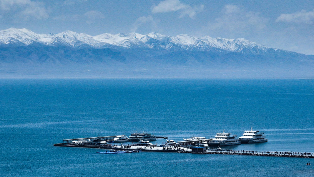 这是2023年5月18日在青海省海南藏族自治州共和县境内拍摄的青海湖一角（无人机照片）。新华社记者张龙摄