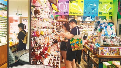 北京某商场里,“好运冰箱贴”、“喜上眉梢”喜鹊发卡等具有情绪价值的商品琳琅满目,消费者正在选购。孙艺纯摄 看似无实际功用的商品,成为受消费者喜爱的生活“调剂品”——情绪价值催生消费新场景