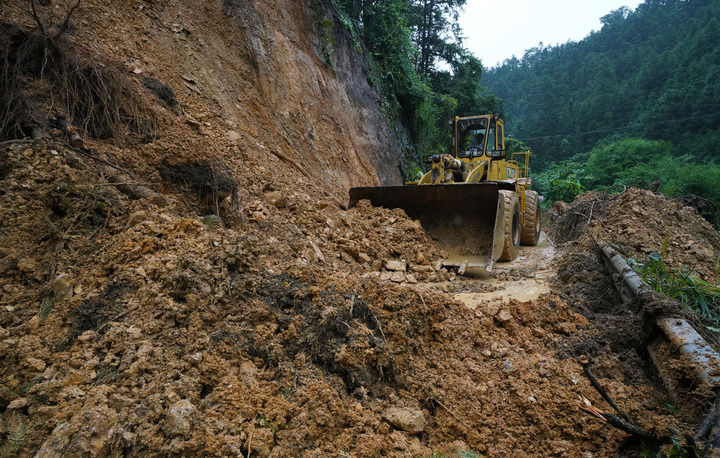 6月18日，在廣西融水苗族自治縣融水鎮(zhèn)新安村，一臺(tái)推土機(jī)在清理塌方路段。新華社發(fā)（龍林智攝）