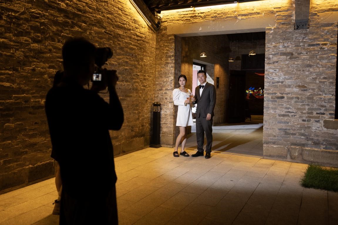 在苏庄村拍摄结婚11周年纪念照的夫妇。王剑摄