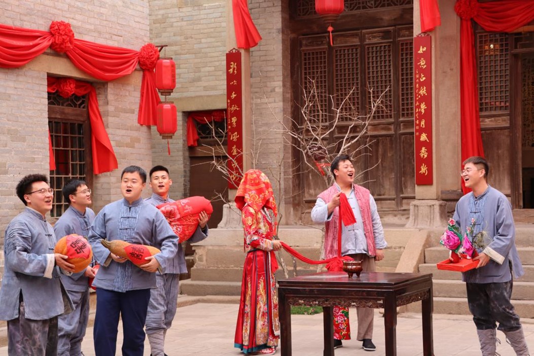 苏庄村高平婚俗送房小调演出场景。朱昊田摄