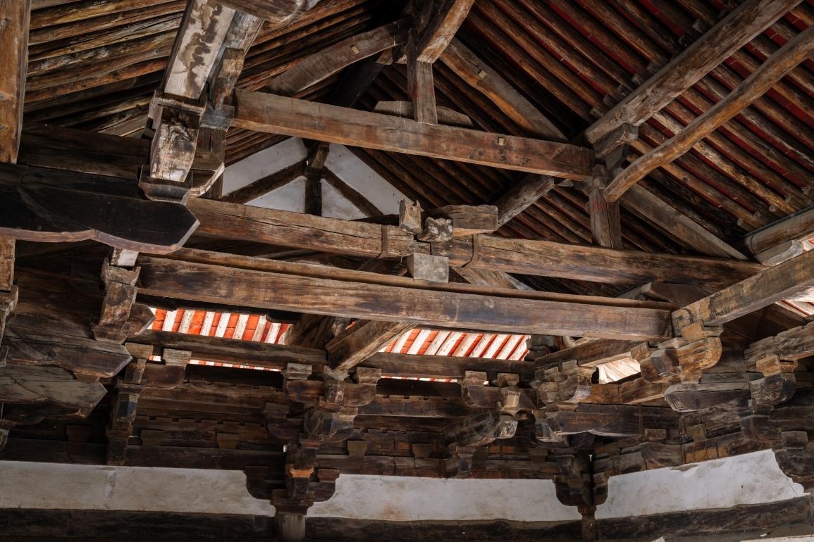 崇明寺特殊的木质“断梁”结构。苏唐诗 摄