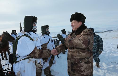 2014年1月26日上午，习近平来到祖国边疆的内蒙古阿尔山，冒着零下30多摄氏度的严寒，迎风踏雪慰问在边防线上巡逻执勤的官兵。新华社记者李刚摄