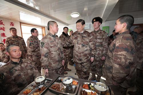 2014年1月26日中午，习近平来到连队食堂，同战士们一起用餐。新华社记者李刚摄
