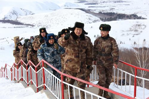 2014年1月26日上午，习近平来到内蒙古边防某团三角山哨所，看望正在执勤的战士。新华社记者李刚摄