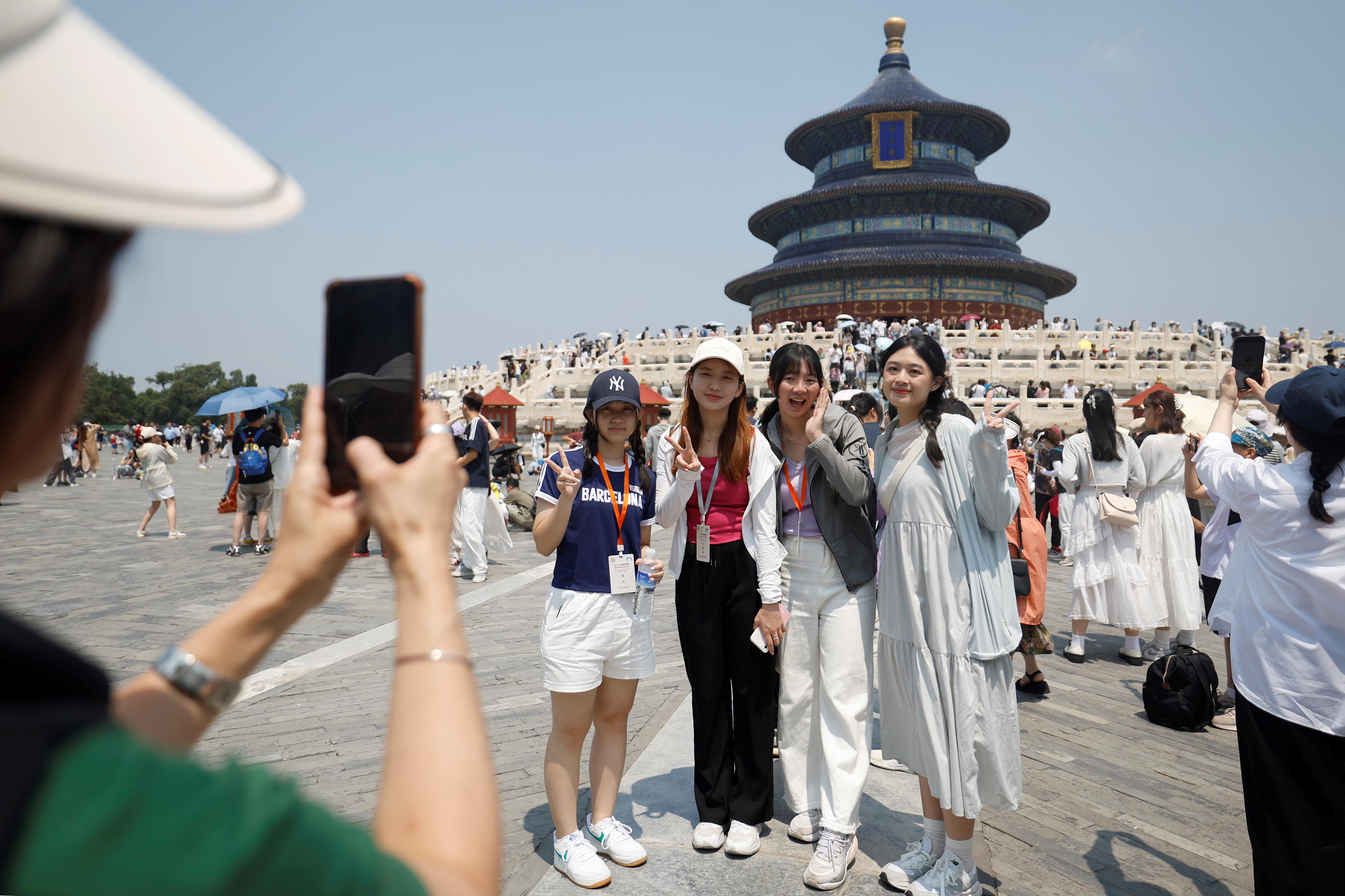 △2024年7月3日，台湾青年在天坛公园拍照留念。当日，2024“未来能源领袖”两岸青年交流营的营员参观游览北京的奥林匹克公园、天坛公园等地。