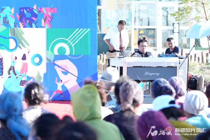 青年演奏演员尤智豪带来双排键独奏《保卫黄河》。图/新疆残疾人双创基地提供