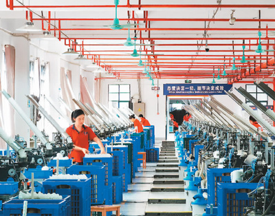 贵州大桐利体育用品有限公司员工正使用机器生产羽毛球。新华社记者向定杰摄