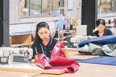 位于山东乐陵经济开发区的泰山体育产业集团近日生产繁忙，加足马力赶制出口订单产品。图为工人在生产摔跤垫。新华社记者朱峥摄