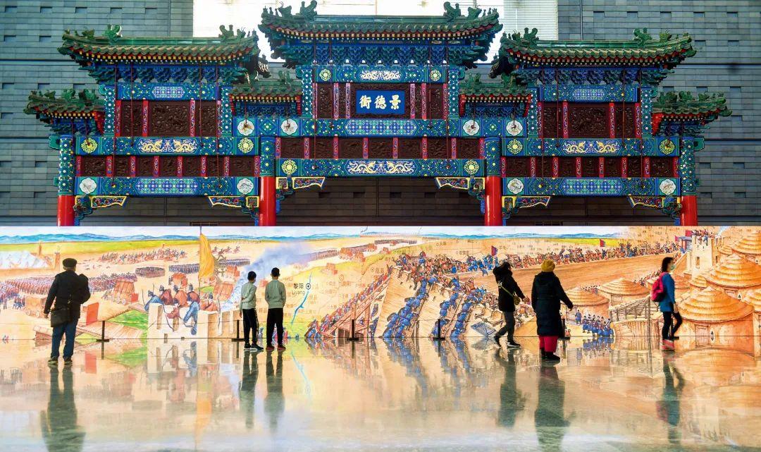 2022年1月，观众在首都博物馆参观“穿越时空的大运河”数字影像展。