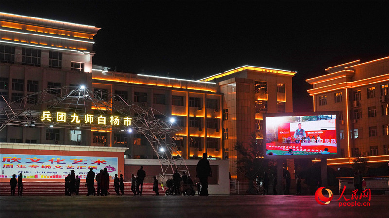 兵团九师白杨市市民在广场观看“行走的思政课——铸牢中华民族共同体意识民族地区英雄模范新疆行”主题宣传片。人民网 李欣洋摄 兵团九师白杨市市民在广场观看“行走的思政课——铸牢中华民族共同体意识民族地区英雄模范新疆行”主题宣传片。人民网 李欣洋摄