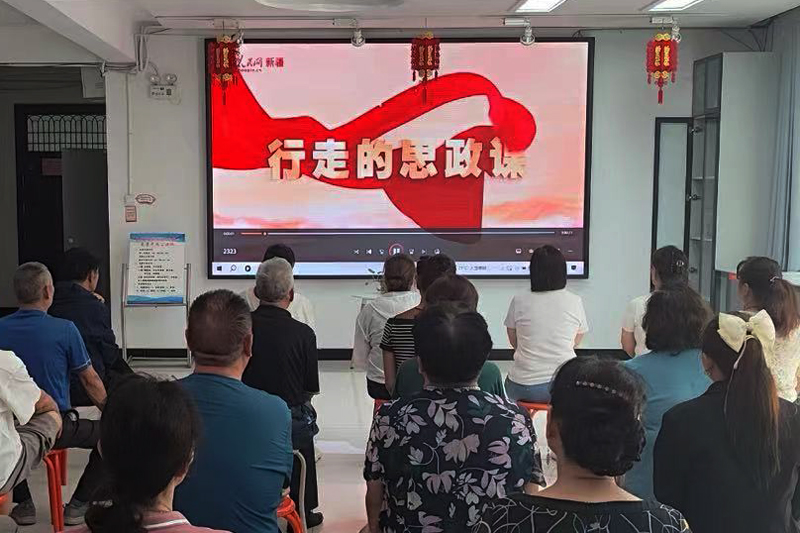 在乌苏市虹桥街道和平路社区,居民们观看“行走的思政课——铸牢中华民族共同体意识民族地区英雄模范新疆行”宣传片。廖兰兰摄 在乌苏市虹桥街道和平路社区,居民们观看“行走的思政课——铸牢中华民族共同体意识民族地区英雄模范新疆行”宣传片。廖兰兰摄