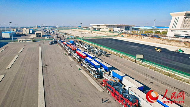 霍尔果斯公路口岸，等待通关的汽车。人民网 李欣洋摄