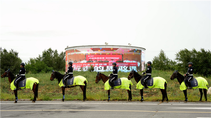 在乌鲁木齐县,南山骑警与“行走的思政课——铸牢中华民族共同体意识民族地区英雄模范新疆行”主题宣传片同框。李野摄 在乌鲁木齐县,南山骑警与“行走的思政课——铸牢中华民族共同体意识民族地区英雄模范新疆行”主题宣传片同框。李野摄
