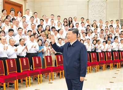 九月九日，党和国家领导人习近平、李强、蔡奇、丁薛祥等在北京接见参加庆祝第四十个教师节暨全国教育系统先进集体和先进个人表彰活动代表。新华社记者 李涛摄