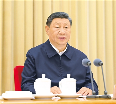 九月九日至十日，全国教育大会在北京召开。中共中央总书记、国家主席、中央军委主席习近平出席会议并发表重要讲话，代表党中央向全国广大教师和教育工作者致以节日祝贺和诚挚问候。新华社记者 鞠鹏摄