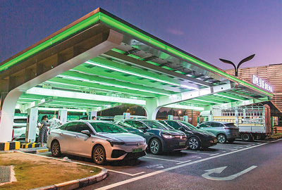 伴随新能源汽车保有量增长,渝蓉高速大足石刻服务区充电站持续加大充电桩保障,提供快充枪和全液冷超充枪,为新能源车主带来畅快的充电体验,助力绿色出行。图为该充电站一角。 孙凯芳摄(人民视觉) 伴随新能源汽车保有量增长,渝蓉高速大足石刻服务区充电站持续加大充电桩保障,提供快充枪和全液冷超充枪,为新能源车主带来畅快的充电体验,助力绿色出行。图为该充电站一角。 孙凯芳摄(人民视觉)