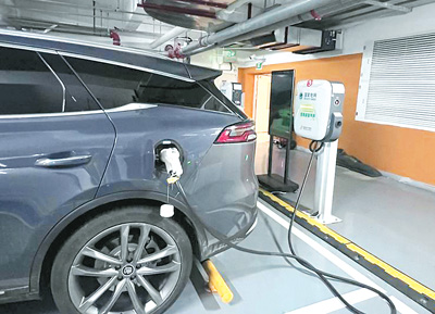 在北京市西城区中国再保险中心B4停车场,车辆在使用V2G双向充放电桩放电。 本报记者 徐佩玉摄 在北京市西城区中国再保险中心B4停车场,车辆在使用V2G双向充放电桩放电。 本报记者 徐佩玉摄