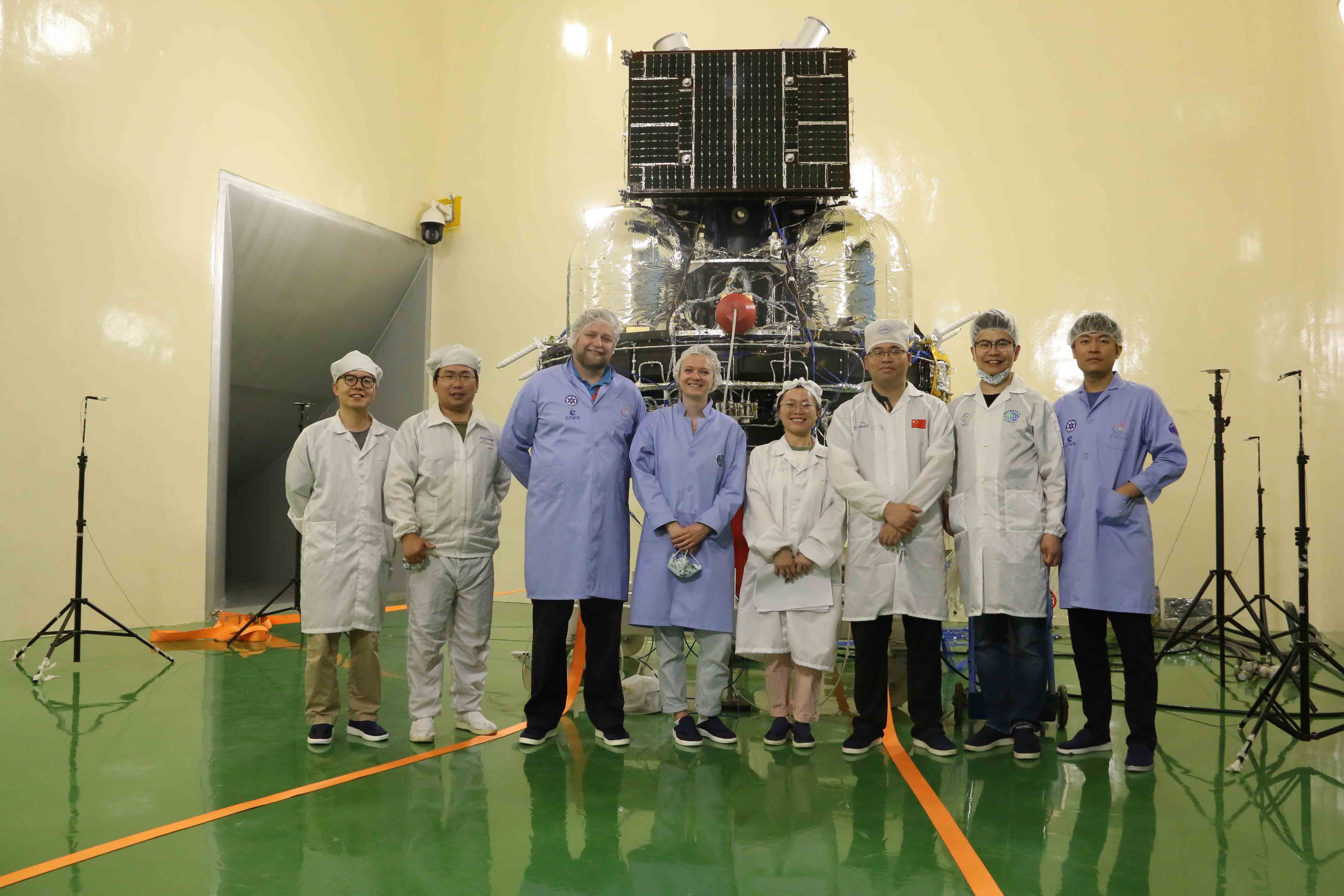 “微笑卫星”正样力学试验(照片来源:中国科学院微小卫星创新研究院) “微笑卫星”正样力学试验(照片来源:中国科学院微小卫星创新研究院)