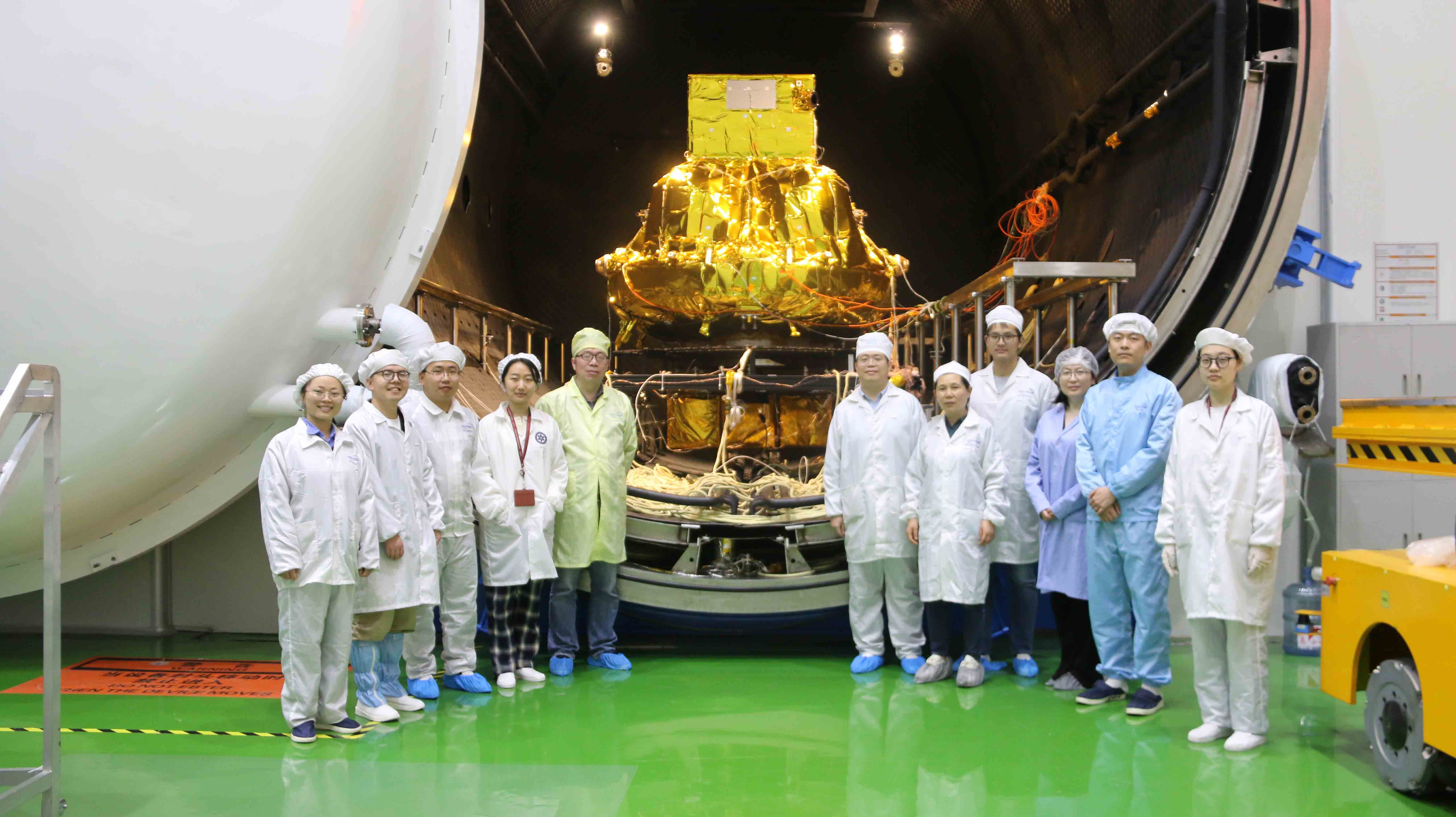 “微笑卫星”正样热真空试验(照片来源:中国科学院微小卫星创新研究院) “微笑卫星”正样热真空试验(照片来源:中国科学院微小卫星创新研究院)