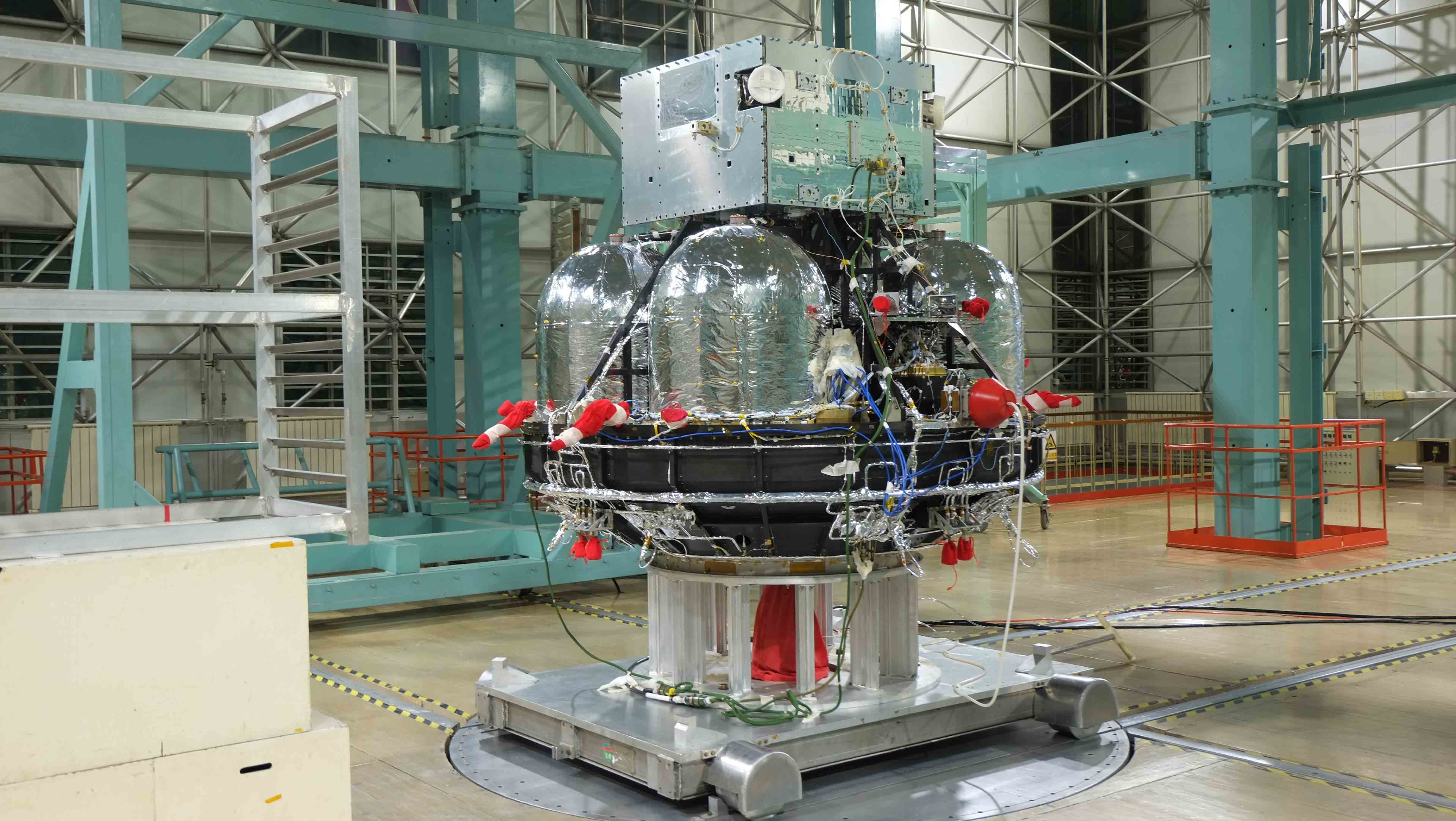 “微笑卫星”正样磁测试试验(照片来源:中国科学院微小卫星创新研究院) “微笑卫星”正样磁测试试验(照片来源:中国科学院微小卫星创新研究院)