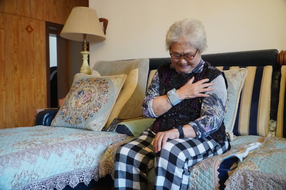 孔祥菊老人在家中使用智能手表监测自己的心脏状况。新华社记者孙逸轩摄 孔祥菊老人在家中使用智能手表监测自己的心脏状况。新华社记者孙逸轩摄