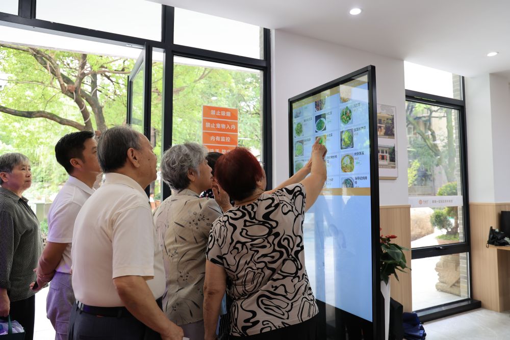 杭州市西湖区翠苑一区老年居民在社区老年食堂了解当天菜品。(冯晨晨摄) 杭州市西湖区翠苑一区老年居民在社区老年食堂了解当天菜品。(冯晨晨摄)