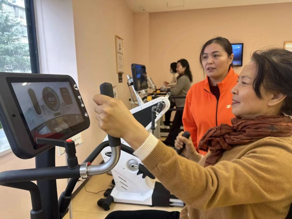 锦苑社区“长者运动健康之家”里,一位老年人在教练指导下锻炼。(张涛摄) 锦苑社区“长者运动健康之家”里,一位老年人在教练指导下锻炼。(张涛摄)