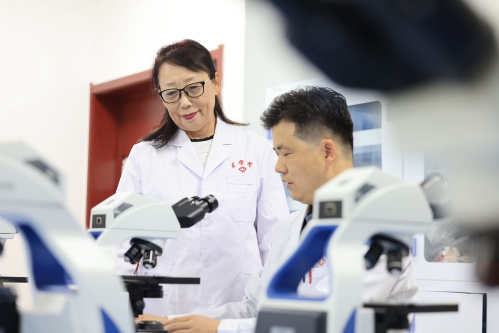 崔丽在辅导青年教师观察组织切片标本。(方卫东摄) 崔丽在辅导青年教师观察组织切片标本。(方卫东摄)