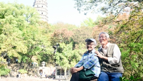 江苏苏州，老人们登虎丘山迎重阳