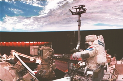 神舟十八号航天员李聪在空间站组合体舱外作业。 新华社发 神舟十八号航天员李聪在空间站组合体舱外作业。 新华社发