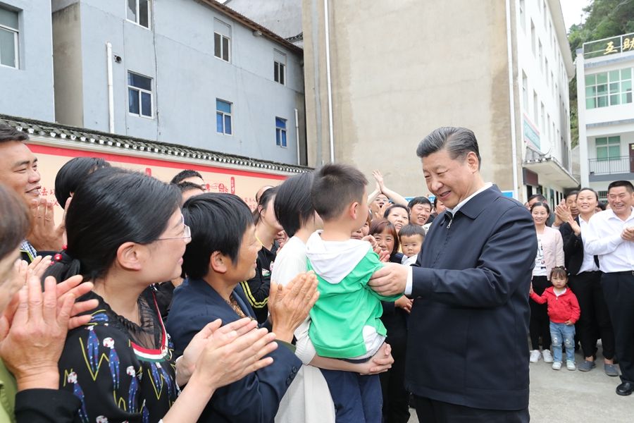 2018年4月24日，习近平总书记在宜昌市许家冲村与村民亲切交谈。新华社记者 鞠鹏 摄