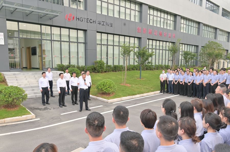 2022年6月28日，习近平总书记在武汉华工激光工程有限责任公司车间大楼前，同企业职工亲切交流。新华社记者 李涛 摄
