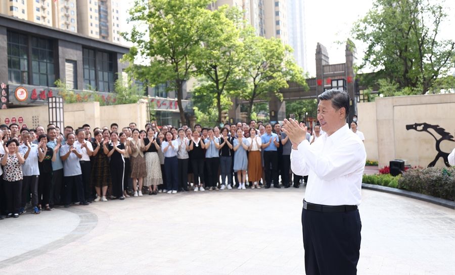 2022年6月28日，习近平总书记在东湖高新区左岭街道智苑社区广场同干部群众亲切交流。新华社记者 鞠鹏 摄